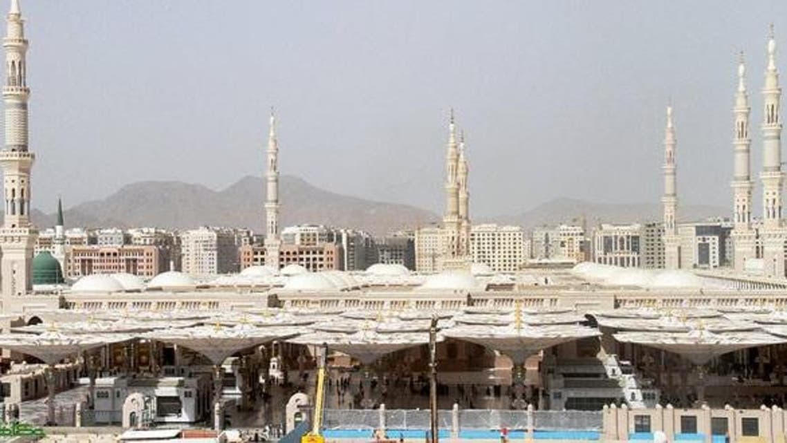 يوجد عدد من المآذن والقبب في المسجد الحرام والمسجد النبوي