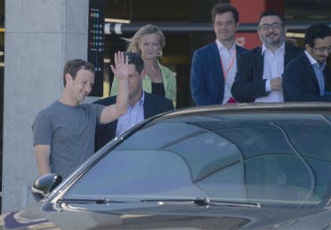 Facebook-Gründer Mark Zuckerberg winkt den stellvertretenden saudischen Kronprinzen Mohammed bin Salman nach einem Treffen zwischen den beiden im Hauptsitz des Technologieriesen im Silicon Valley ab (Exklusive Bilder von Bandar al-Galoud)