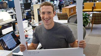 تعرف كيف يحمي مؤسس فيسبوك نفسه من التجسس