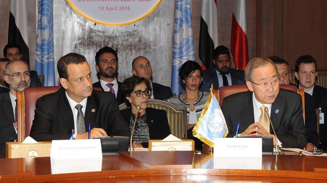 United Nations special envoy to Yemen, Ismail Ould Cheikh Ahmed (L), and UN Secretary General Ban Ki-moon attending a joint meeting for the Yemeni negotiators in Kuwait City (Photo: AFP)