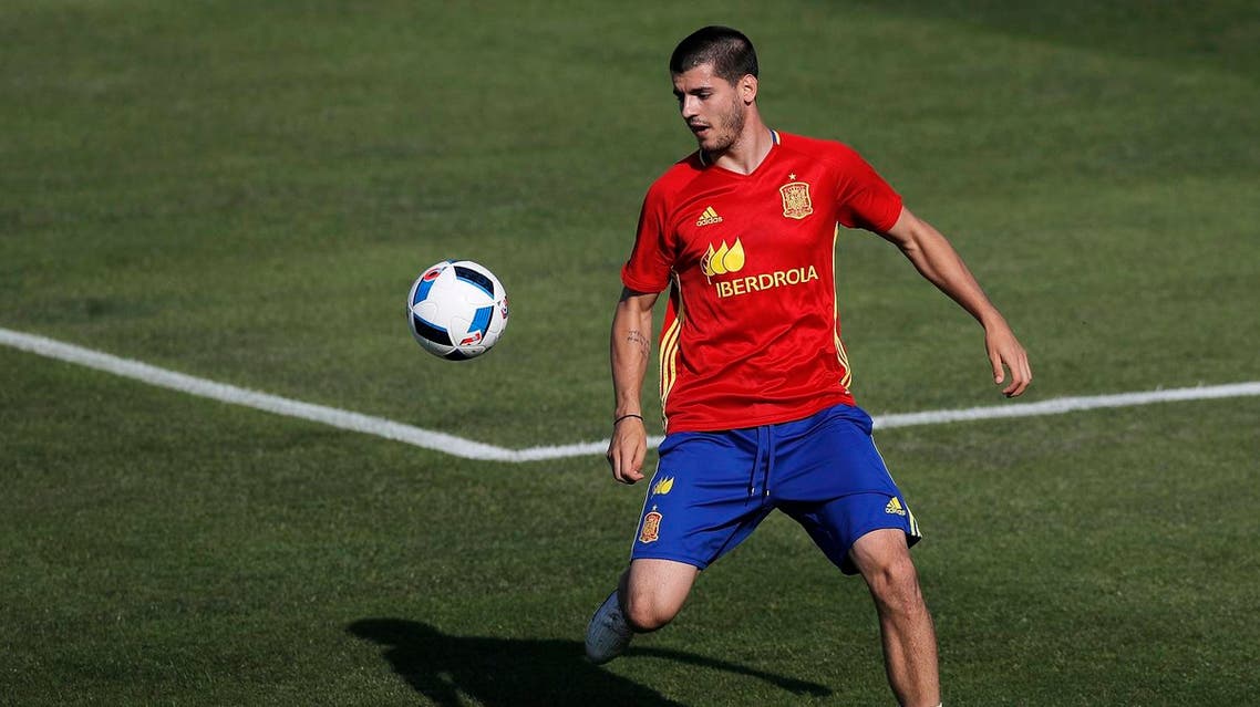 Spain's Alvaro Morata controls the ball during a training session at the Sports Complex Marcel Gaillard in Saint Martin de Re in France, Thursday, June 23, 2016. Spain will face Italy in a Euro 2016 round of 16 soccer match in Paris on Monday, June 27, 2016. (AP)