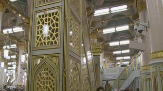 مسجد نبوی میں نمازیوں کی ایک محراب پر یکجائی