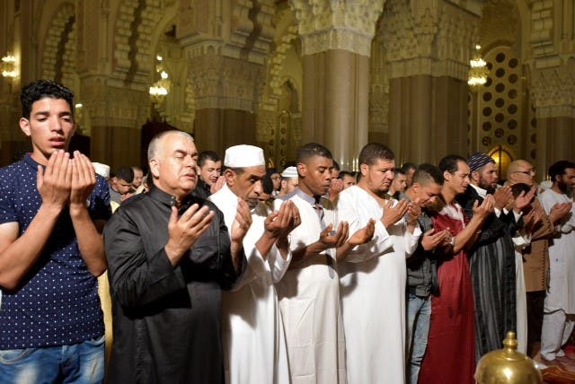 من صلاة التراويح في مسجد الحسن الثاني في مدينة الدار البيضاء
