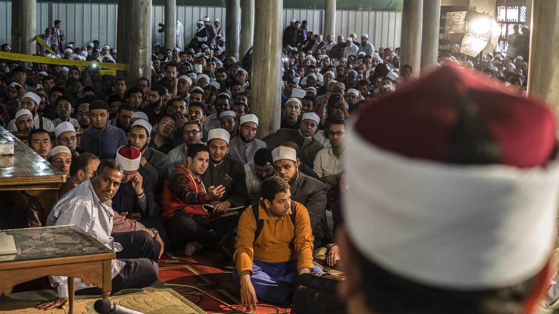 Muslims of different nationalities attend a lecture at the al-Azhar mosque in Cairo on April 19, 2016. (AFP)