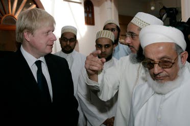 Boris Johnson talks to members of Dawoodi Bohra community during a visit to Husseini Mosque in west London during his mayoral campaign, Friday, April 4, 2008. (File photo: AP)