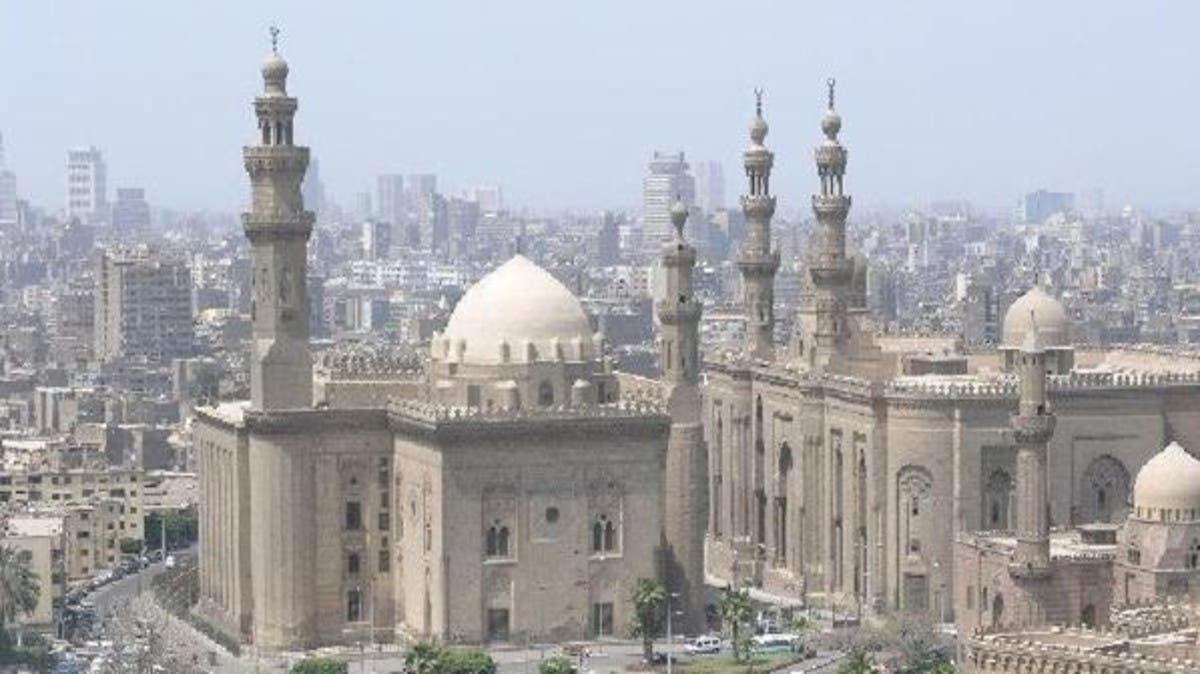 مصر تعيد فتح المساجد والمقارئ وزيارة الأضرحة من الأحد