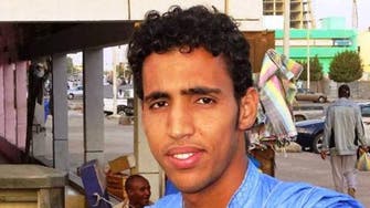  سجن صحفي موريتاني رمى وزيرا بحذائه