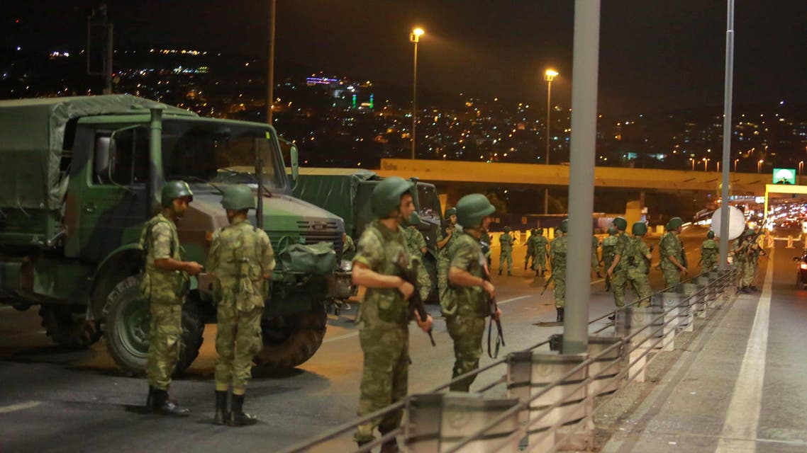 Turkish military block access to the Bosphorus bridge, which links the city's European and Asian sides, in Istanbul, Turkey, July 15, 2016. (Reuters)