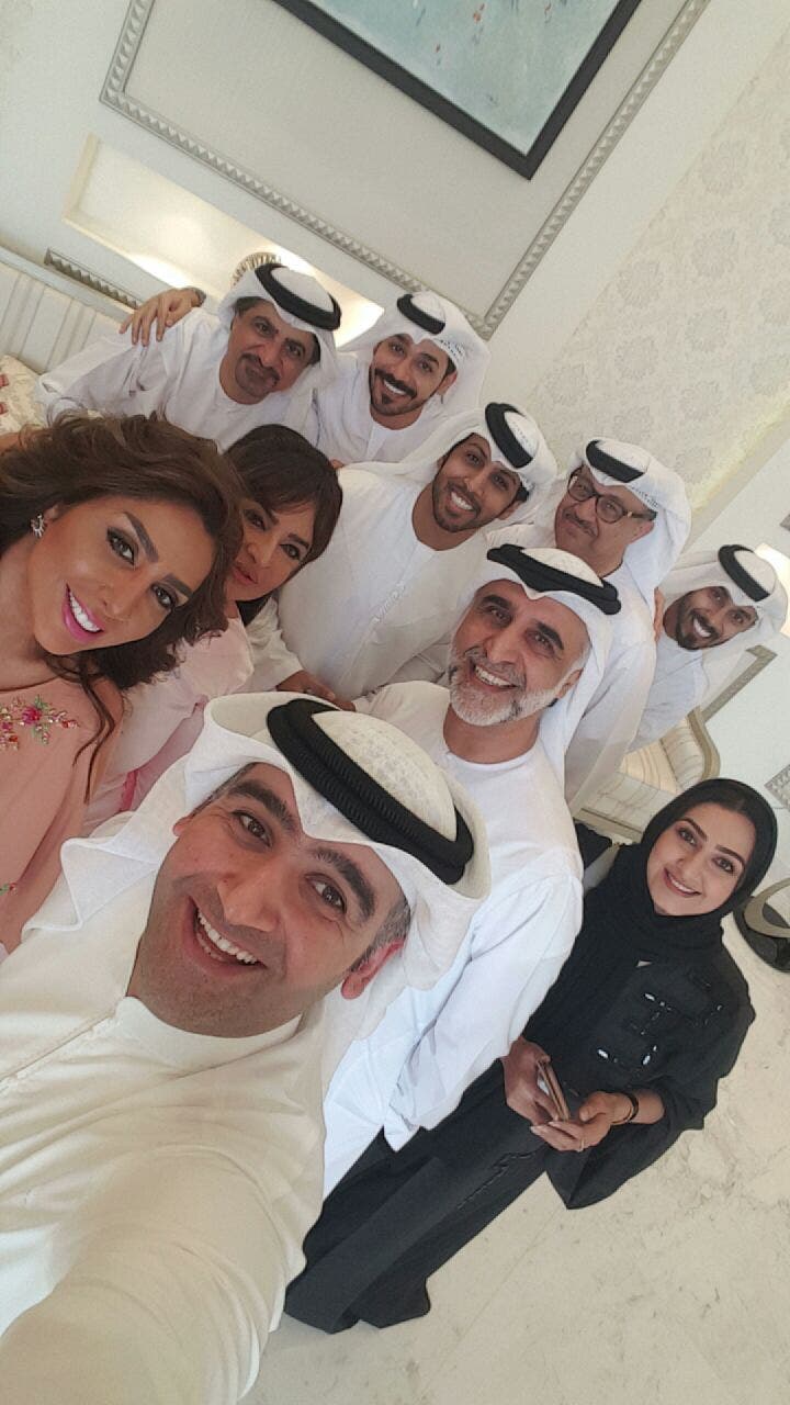 سيلفي مع عدد من نجوم مسلسل خيانة وطن
