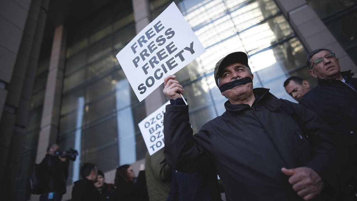 Turkish journalists cover their mouths with black ribbons before the trial of Can Dundar, the editor-in-chief of opposition newspaper Cumhuriyet and Erdem Gul back in April. (File photo: AP)