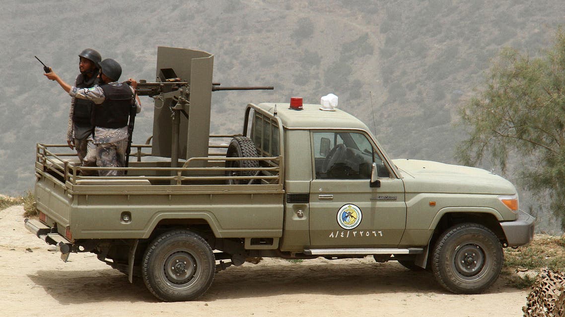 Saudi border guards stand on their vehicle as they are deployed on the Saudi-Yemeni border, in southwestern Saudi Arabia on April 6, 2015. (afp)