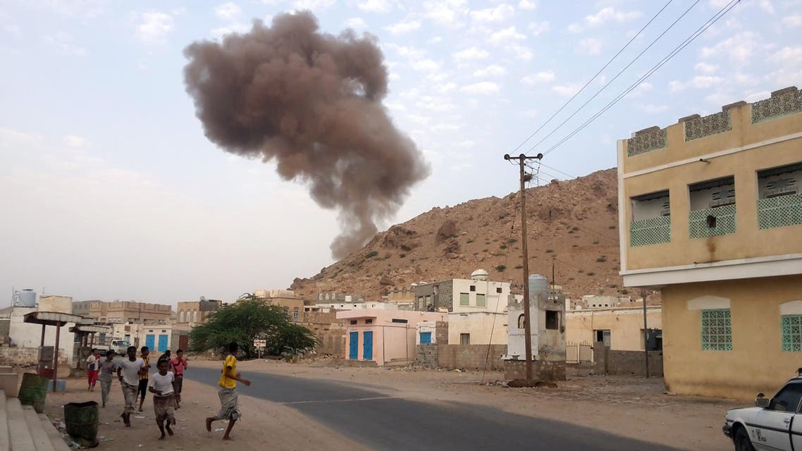 Yemenis run for cover as smoke rises following a car bomb attack at an army checkpoint at the entrance to the town of Hajr, located some 15 kilometres (nine miles) to the west of Mukalla, the capital of Yemen's southeastern Hadramawt province on July 18, 2016. AFP