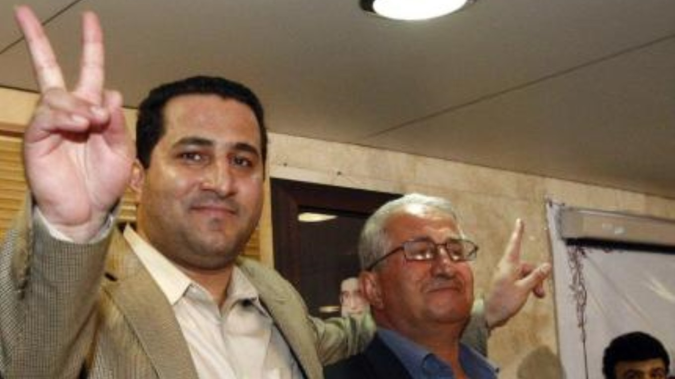 نائب وزير الخارجية الإيراني على اليسار يستقبل أميري في المطار