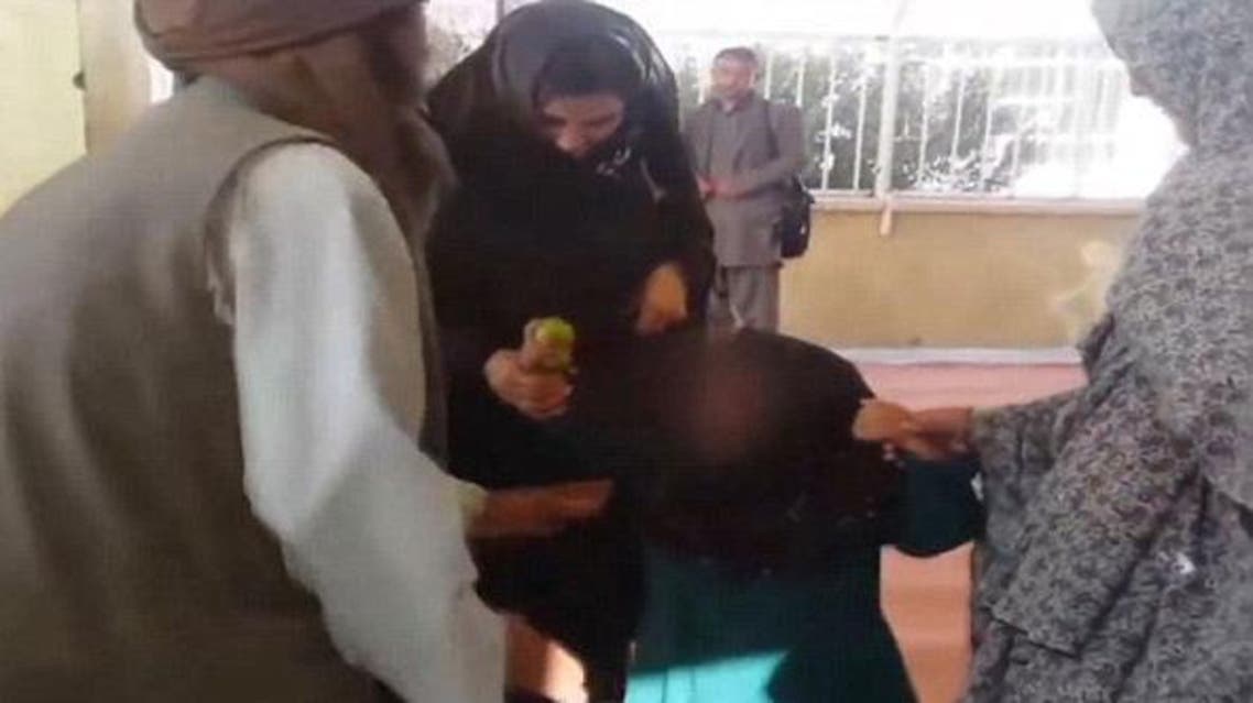 نساء يضربن أفغانياً زوج طفلته مقابل "ماعز