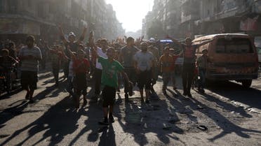 سوريون في حلب خرجوا بعد فك المعارضة حصار المدينة - فرانس برس