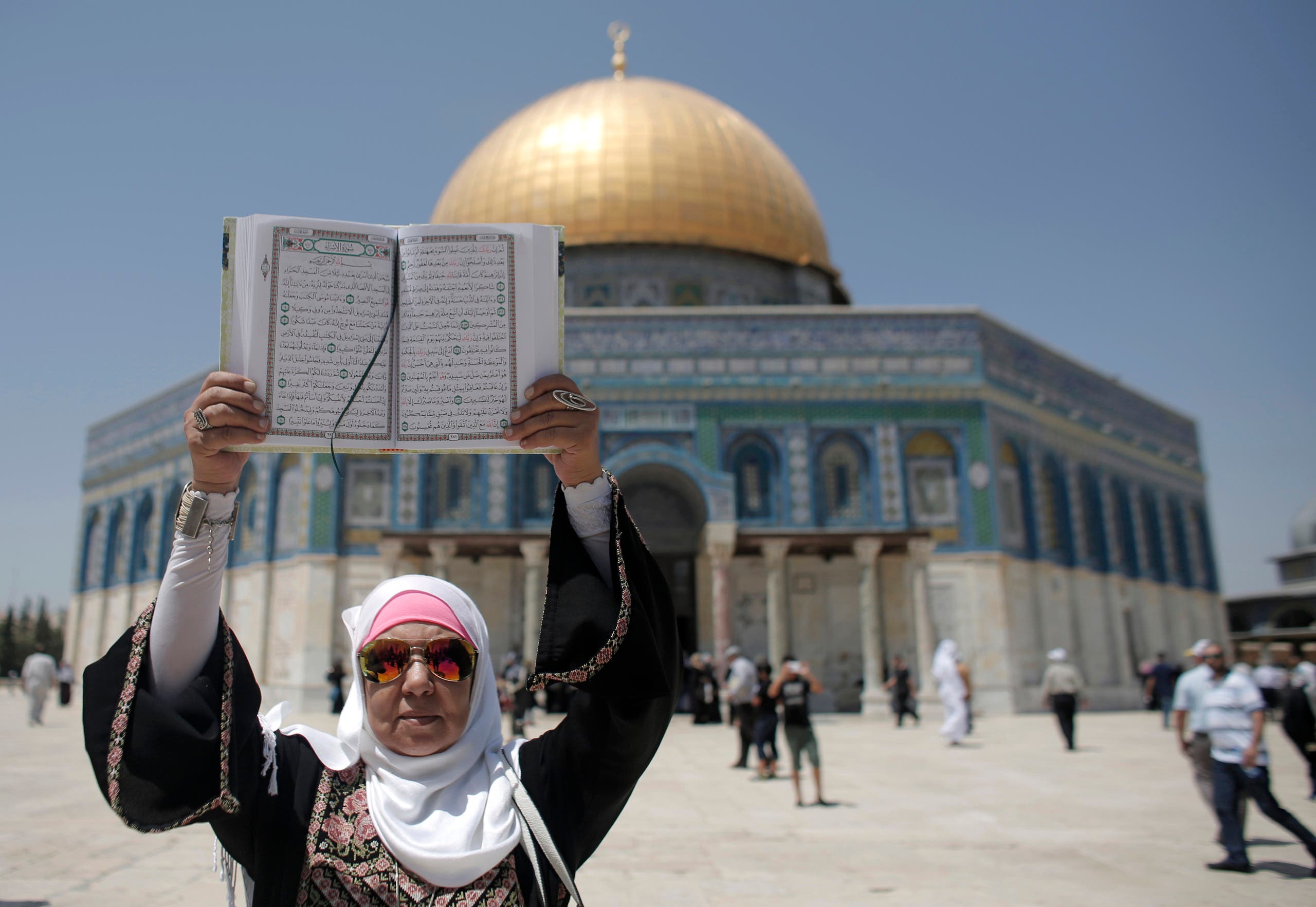 سيدة فلسطينية تحمل المصحف الشريف في المسجد الأقصى
