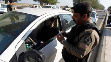 A Saudi police officer checks the driving license of a driver at a security checkpoint in Saudi Arabia's eastern Gulf coast town of Qatif November 25, 2011. (File photo: Reuters)