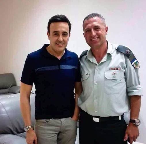 صورة صابر الرباعي والضابط الإسرائيلي التي أثارت الجدل