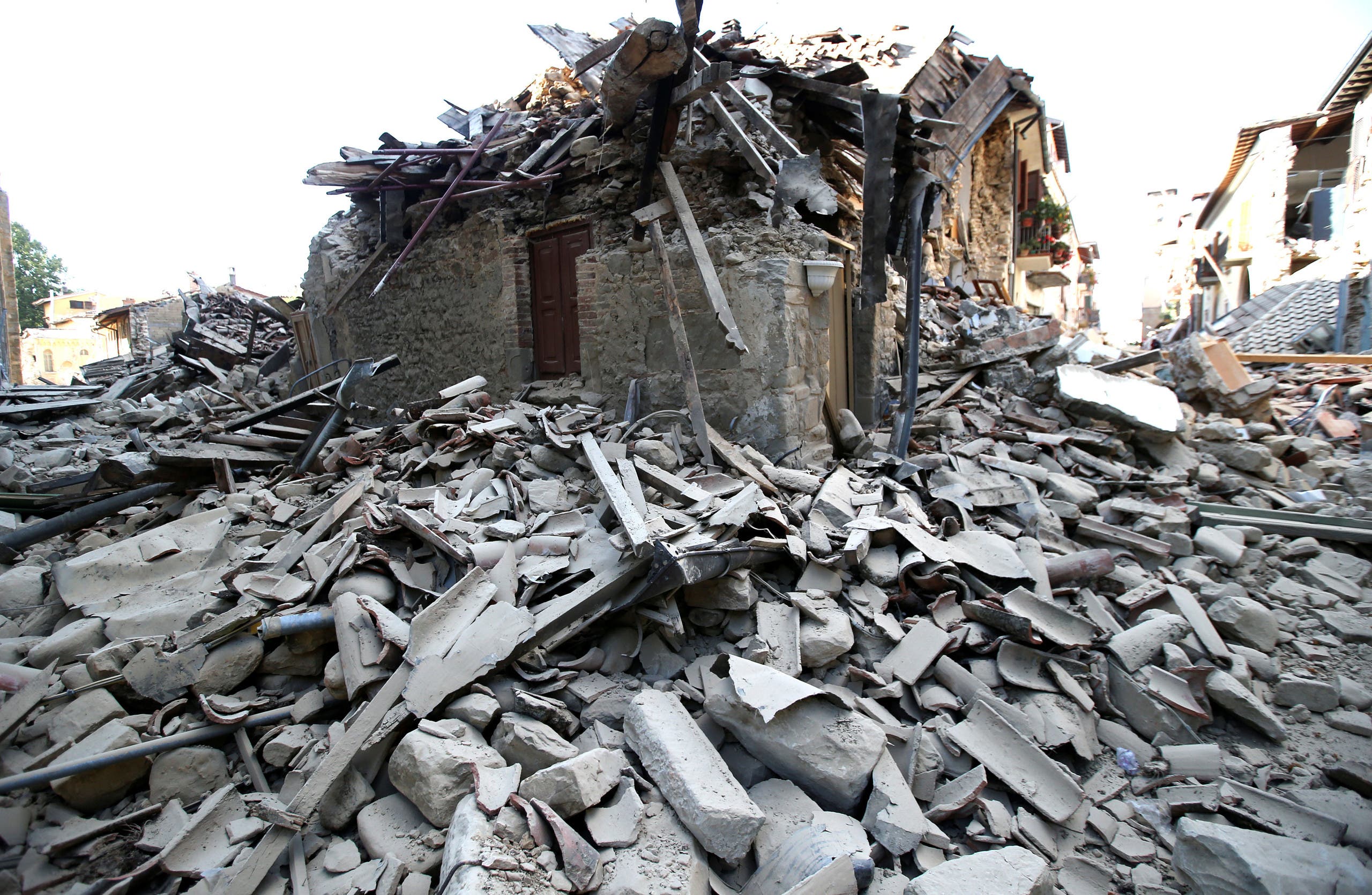 وكان زلزال سابق بقوة 6.3 درجة قد أوقع أكثر من 300 قتيل في منطقة اكيلا (وسط) في أبريل 2009.