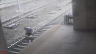بالفيديو.. رجل ينقذ آخر من دهس قطار في آخر لحظة