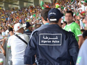 صورة شرطي بملعب في العاصمة