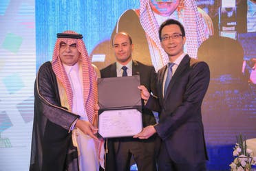Saudi Arabia’s minister of commerce and investment, Dr. Majid Al-Qasabi, handed over the license as part of the activities of a forum organized by Aramco in Beijing to introduce the country’s Vision 2030. (Photo courtesy: Huawei)