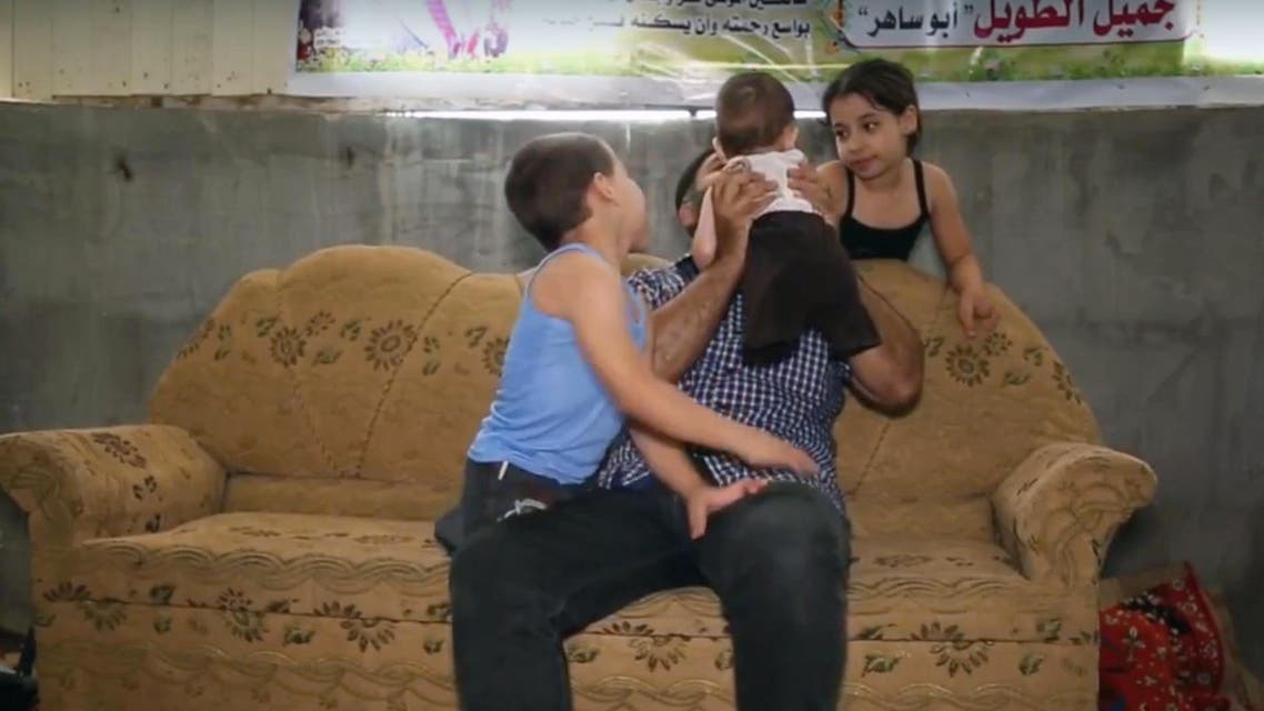 هكذا يعيل هذا الأب ثلاثة أطفال من غزة.. بنصف جسد رئيسية