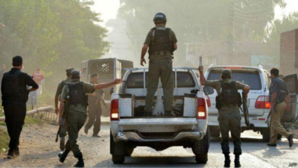 ورسک روڈ پر مسیحی کالونی پر حملے کے بعد پاکستانی فوج کے جوان پوزیشن سنبھال رہے ہیں۔