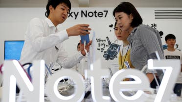 An employee helps customers purchase a Samsung Electronics' Galaxy Note 7 new smartphone at its store in Seoul, South Korea, September 2, 2016 (Reuters)