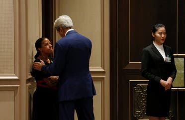 سوزان رايس تتحدث مع وزير الخارجية الأميركي الأسبق جون كيري 
