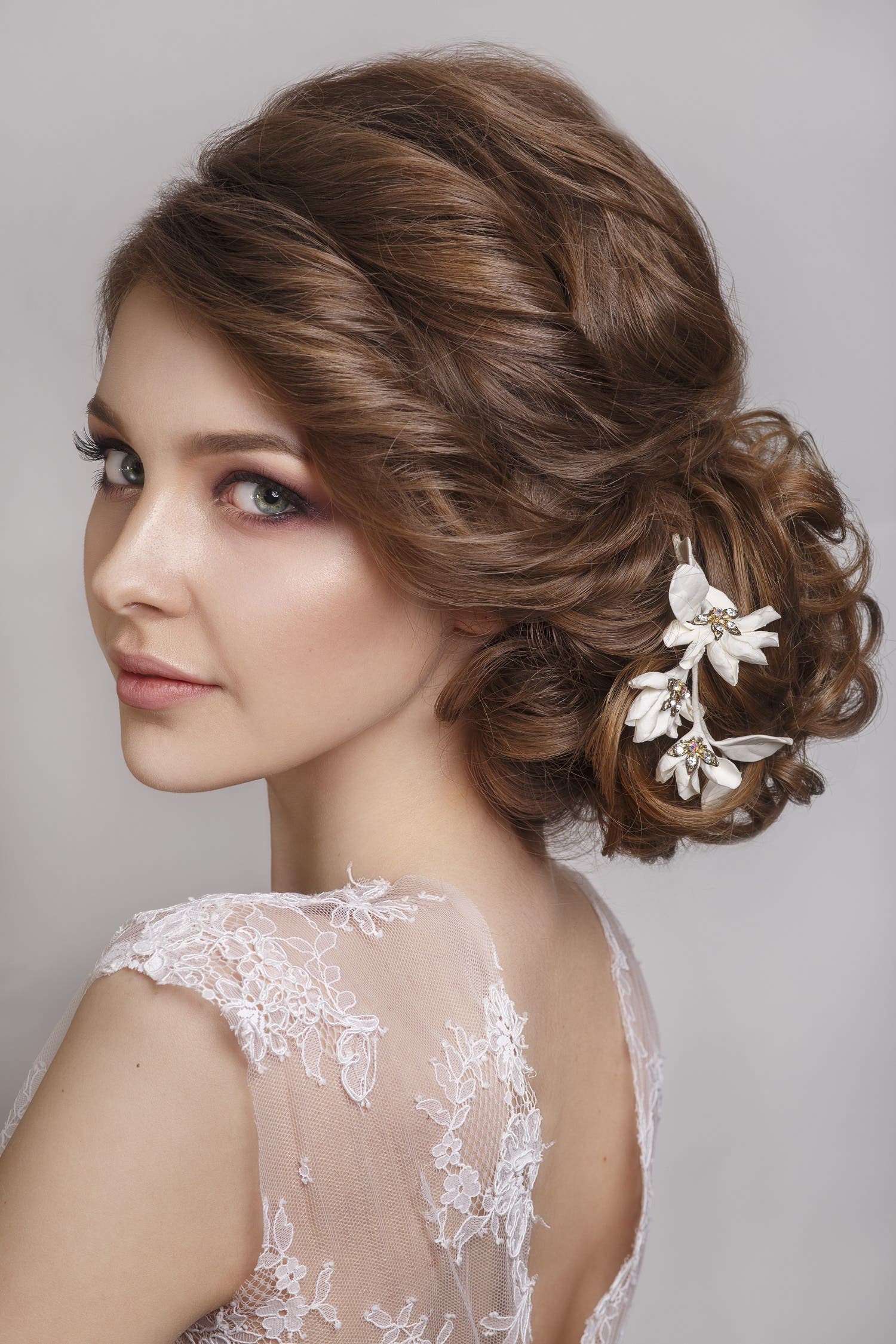 Choosing the perfect hairstyle to match your wedding dress 