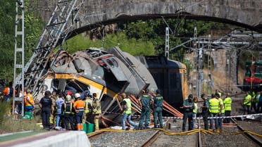 Emergency personnel attend the scene after a passenger train traveling from Vigo to Porto, in neighboring Portugal, derailed in O Porrino, in Spain's northwestern Galicia region, killing and injuring people, authorities said Friday Sept. 9, 2016  (Photo: AP)