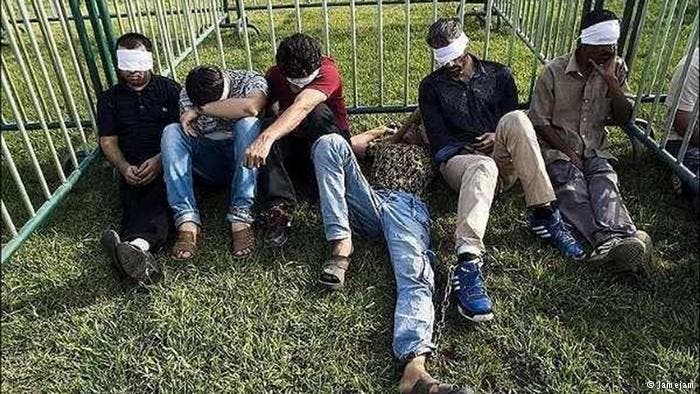 المعتقلون معصوبو الأعين
