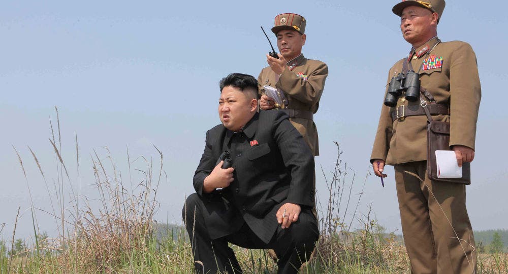 زعيم كوريا الشمالية يراقب تجربة عسكرية
