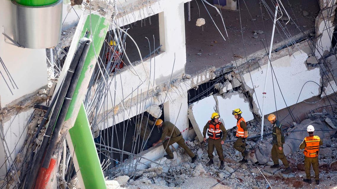 Israeli soldiers from the Home Front Command unit inspect the site of a collapsed multilevel underground parking in Tel Aviv, Monday, Sept. 5, 2016 (Photo: AP/Oded Balilty)