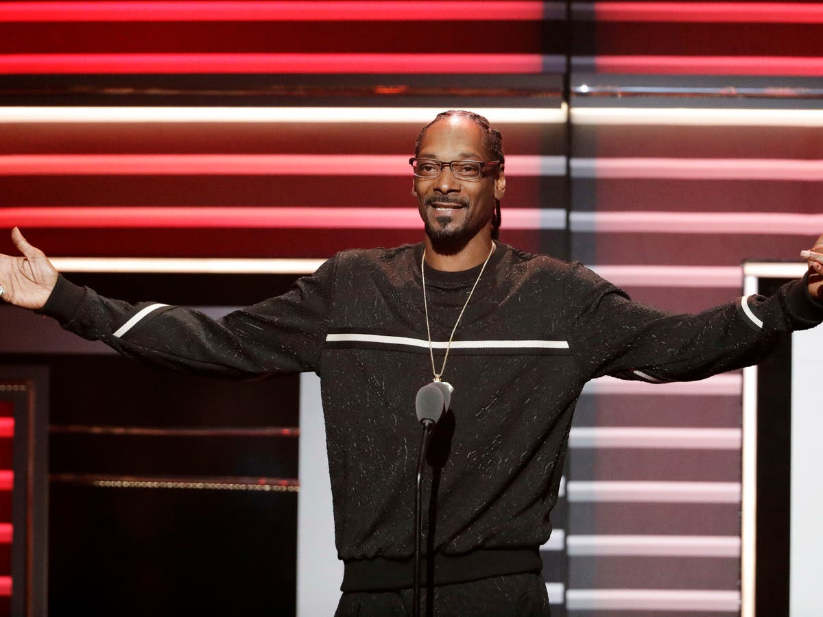 Snoop Dogg honored in politically charged BET Hip-Hop Awards