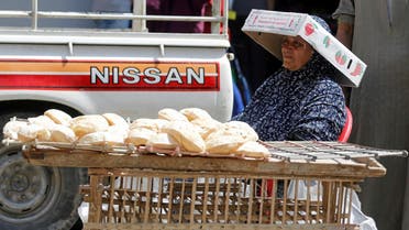 A street vendor sells bread at a street corner in central Cairo, Egypt May 25, 2016. (Reuters)