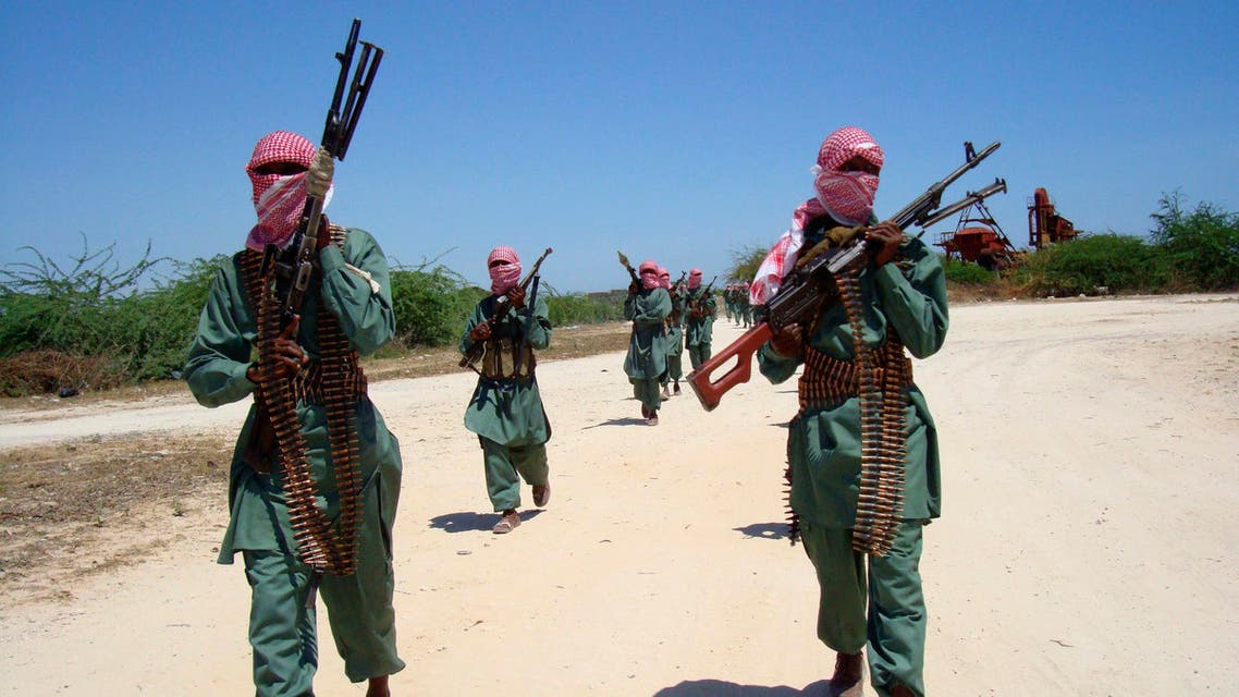Militants of al Shabaab train with weapons on a street in the outskirts of Mogadishu, November 4, 2008. reuters