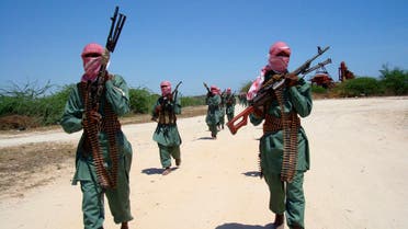 Militants of al Shabaab train with weapons on a street in the outskirts of Mogadishu, November 4, 2008. reuters
