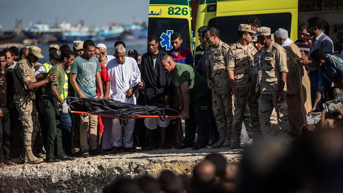 Egyptian coast guard and rescue workers bring ashore a body from a Europe-bound boat that capsized off Egypt’s Mediterranean coast, in Rosetta, Egypt, Thursday, Sept. 22, 2016 (Photo: AP/Eman Helal)