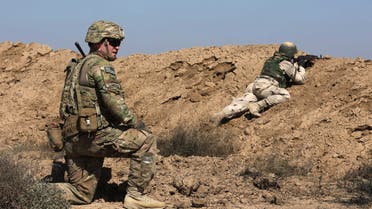 A US soldier trains an Iraqi security forces member in a shooting drill in Taji, north of Baghdad, Iraq, Saturday, March 21, 2015. (File photo: AP)