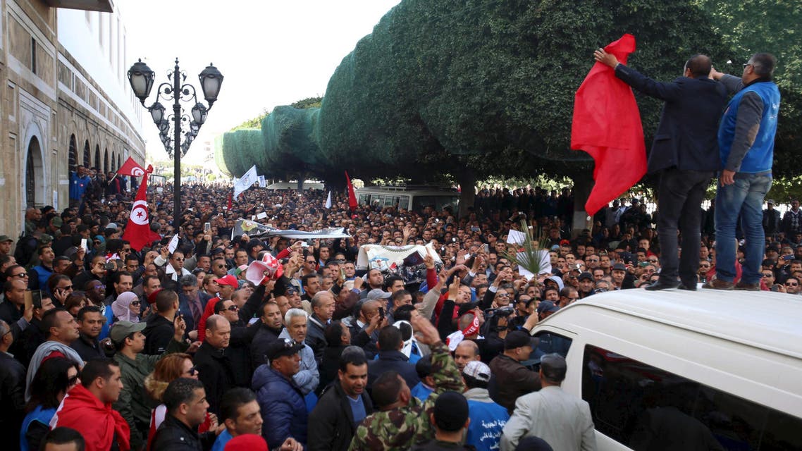 Tunisian police officers and security personnel shout slogans during a protest in front of the prime minister's office in Tunis, Tunisia February 25, 2016. Several thousand Tunisian policemen protested in front of the prime minister's office on Thursday, chanting and demanding more pay and better working conditions as they face Islamist militants targeting security forces. REUTERS