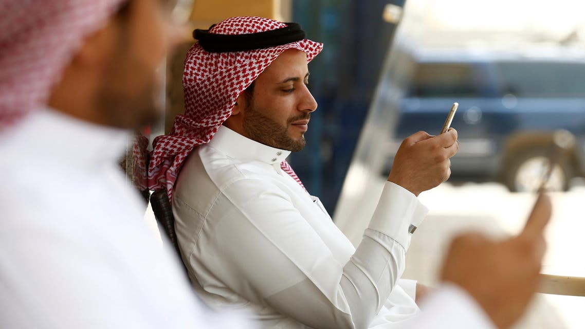 Saudi men explore social media on their mobile devices as they sit at a cafe in Riyadh, Saudi Arabia May 24, 2016. REUTERS/Faisal Al Nasser