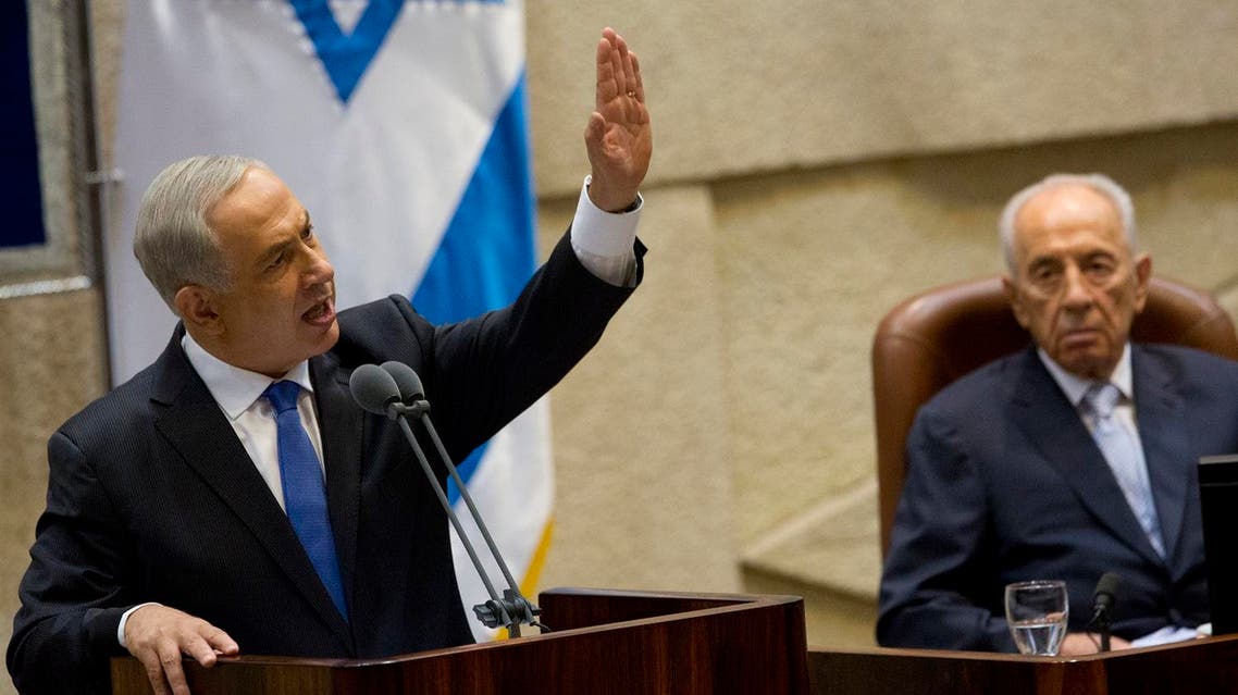 In this Oct. 14, 2013, file photo, Israel's President Shimon Peres, right, listens to Prime Minister Benjamin Netanyahu (File Photo: AP/Ariel Schalit)