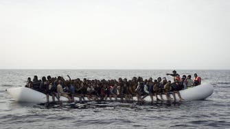 بالصور.. جثث الموتى في قاع قارب لاجئين