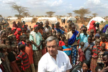 Guterres is surrounded by Somali refugees as he speaks to the media in an area where recent arrivals from Somalia have settled in 2011. (File photo: AP)