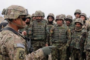 یک افسر آمریکایی سربازان افغان را آموزش می‌دهد