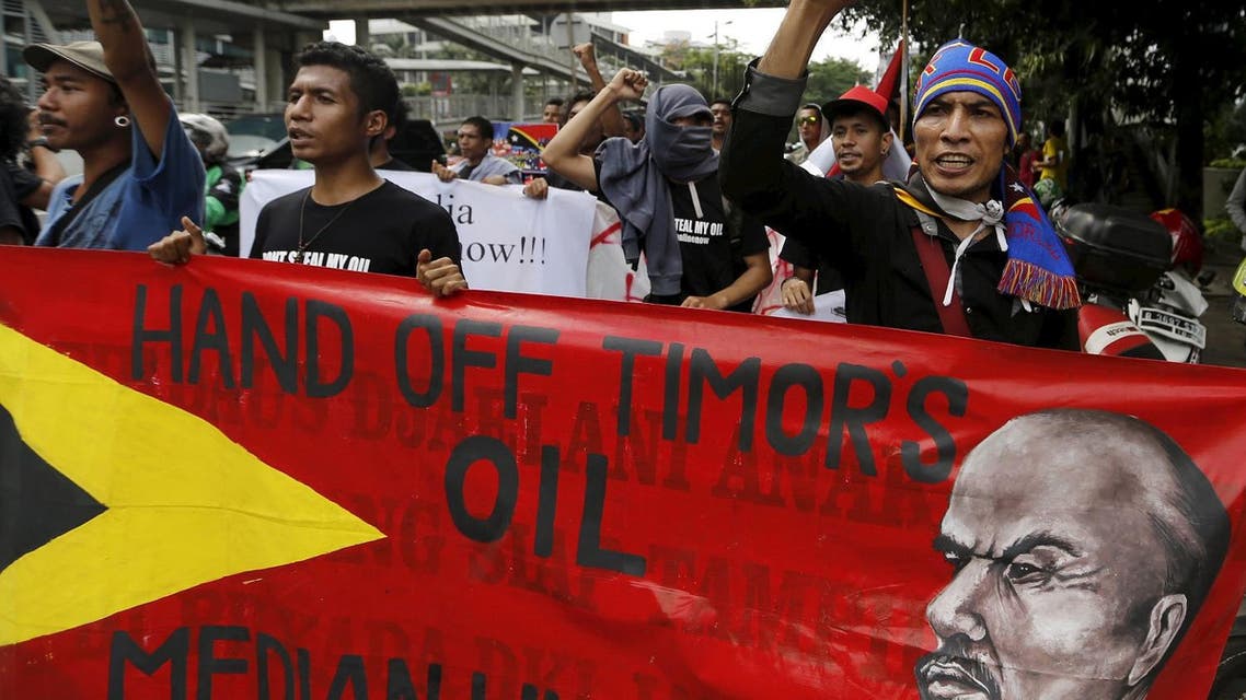 Timorese students shout slogans during a protest in front of the Australian embassy in Jakarta, Indonesia, March 24, 2016. (Reuters)