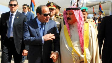 Bahrain’s King Hamad bin Isa Al Khalifa (right), walks with Egyptian President Abdel Fattah al-Sisi upon his arrival to attend an Arab summit in Sharm el-Sheikh, South Sinai, Egypt, on March 27, 2015. (File photo:AP)