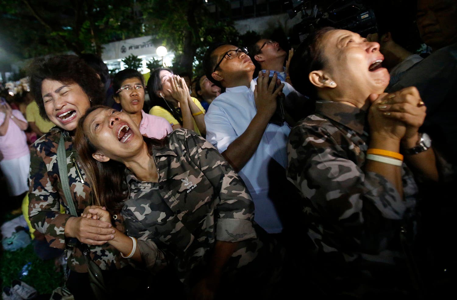 Thai people cry after Royal Palace’s announcement outside Siriraj Hospital where King Bhumibol Adulyadej was being treated, in Bangkok, Thailand, Thursday, Oct. 13, 2016 (Photo: AP /Sakchai Lalit)